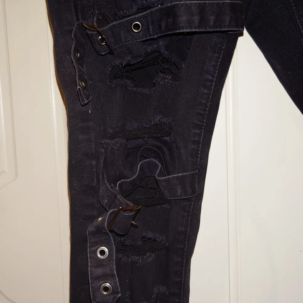 Jeans med snygga detaljer och slitningar. Aldrig använda.  Black Premium by EMP Skarlett Jeans schwarz. Jeans & Byxor.