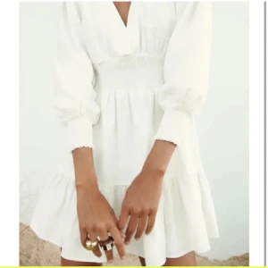 Zara klänning  - Perfekt zara klänning i storlek M, enbart testad. Sjukt fin och passar även perfekt till studenten🤍