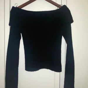 off shoulder tröja - svart off shoulder tröja från hm. skriv för fler bilder
