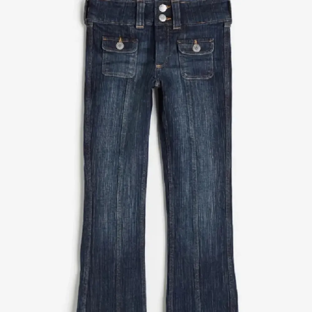Säljer dessa super snygga hm jeansen som ej går och köpa längre, nästa bara använt 2 gånger!❤️. Jeans & Byxor.