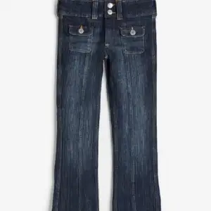 Säljer dessa super snygga hm jeansen som ej går och köpa längre, nästa bara använt 2 gånger!❤️