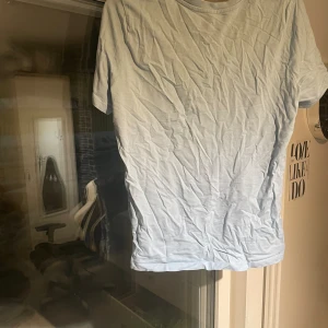  Ljusblå t-shirt -  Denna ljusblå t-shirt är helt oanvänd man kan säga att den är köpt i onödan och blå inte som min färg så jag hoppas att någon som passar i blått Eller vi blått kan ha den här