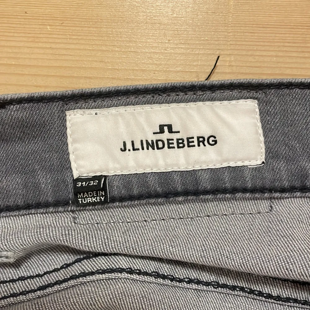 Säljer nu mina snygga j.lindeberg jeans i färgen grå. Bra skick, 9/10 inga tecken på användning. Modellen på bilden är 1,78, bara att höra av sig vid någon fundering!. Jeans & Byxor.