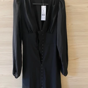 Midi klänning från Gina Tricot  - Helt ny med lappen kvar  150kr