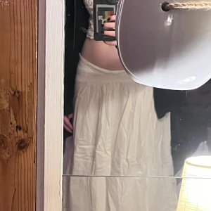Kjol - vit lång kjol, bra skick 