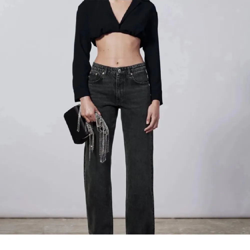 Midwaist grå/svarta jeans i storlek 36 och är i bra skick, skriv privat för fler bilder. Jeans & Byxor.