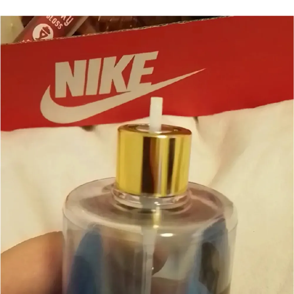 Säljer denna då den inte luktar som den ska, vet inte om de ska lukta så men jag tycker inte det luktar gott. Spray saken fattas även men man kan sätta en från en annan parfym där. Säljer den för 40kr + frakt! . Övrigt.