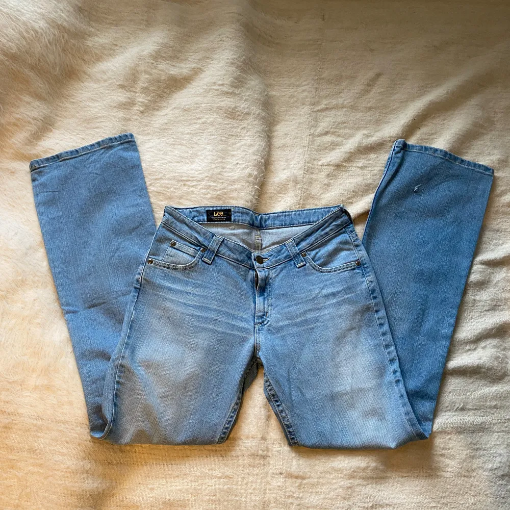 Fina lågmidjade jeans från lee. Det står inte vilken storlek det är men jag skulle uppskatta m. Midje måttet är 40 cm rakt över och innerbenslängden är 86 cm. På benet finns ett litet hål, det syns på andra bilden men kan skicka en tydligare bild💗. Jeans & Byxor.