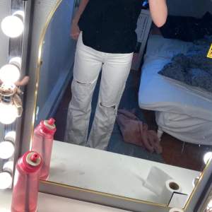 Vita jeans från bikbok. Passar mig som är 175. Pris går att diskutera
