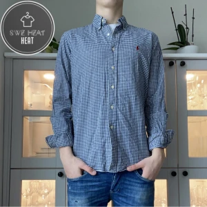 Ralph Lauren skjorta  - Tja, säljer nu denna feta Ralph Lauren skjorta i stl M. Fint skick! Hör av dig vid frågor eller funderingar!