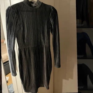 Klänning  - Väldigt fin klänning. Använd endast en gång. Öppen rygg.