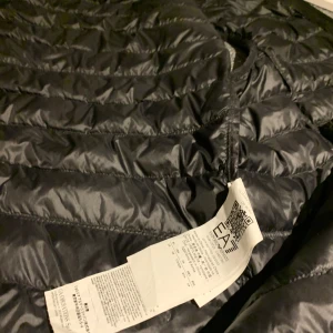 Ea7 väst  - Hej! Säljer nu denna västen för att den har blivit för liten på mig, den är inte arnvänd mycket alls. Västen har inga hål i dig och den är i toppskick, 