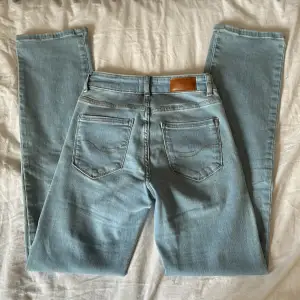 Ljusblåa raka jeans från Vero Moda med snygga sömmar på fickorna. Jeansen är bara använda 2-3 gånger. 
