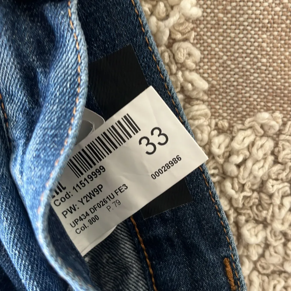 Säljer dessa trendiga dondup jeans i storlek 33 för 800kr. Skicket är 9,5/10 då dom knappt är använda. Hör av dig vid frågor!. Jeans & Byxor.