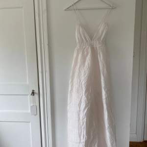 Perfekt sommar klänning som är lång och fin! Sparsamt använd och i mycket bra skick, säljer då den inte används . Vit men med lite rosa/ pärlemo under ton