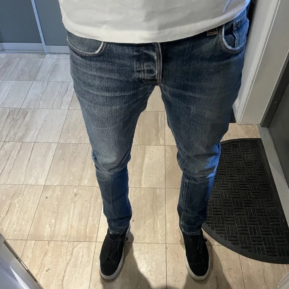 Ett par riktigt feta nudie jeans i modellen Grim Tim. Skicket är 9/10, väldigt sparsamt använda. Nypris på dessa är 1600. (Modellen på bilden är 185, 70 kg). . Jeans & Byxor.