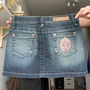 Lowwaisted Miniskirt! - Sjukt snygg lowwaisted miniskirt från Gazoz, perfekt till sommaren! ⭐️ Storlek L men passar som en S 💕 Midjemått: 38cm Längd: 34cm  Skicka pm för mer bilder eller frågor! 💖