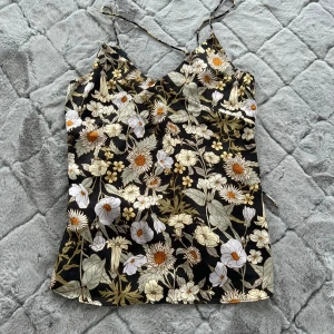 Blus - Säljer nu denna söta blusen som har en korsning vid ryggen, aldrig använd