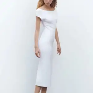 Säljer denna längre klänning från Zara med fin skurning runt halsen, endast använd 1gång. Klicka inte på köp nu, betalning sker via Swish🫶🏼