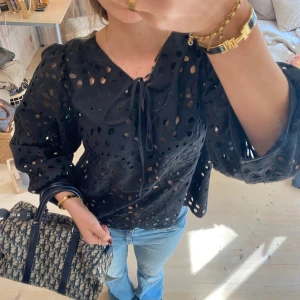 Blus - SUPER snygg värkligen!! Passar i så många tillfällen ❣️❣️