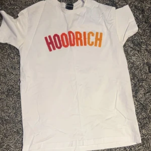 Hoodrich tshirt  - Perfekt skick använd 1 gång Max i storlek Medium perfekt nu till sommaren och våren, riktigt schysst tshirt 