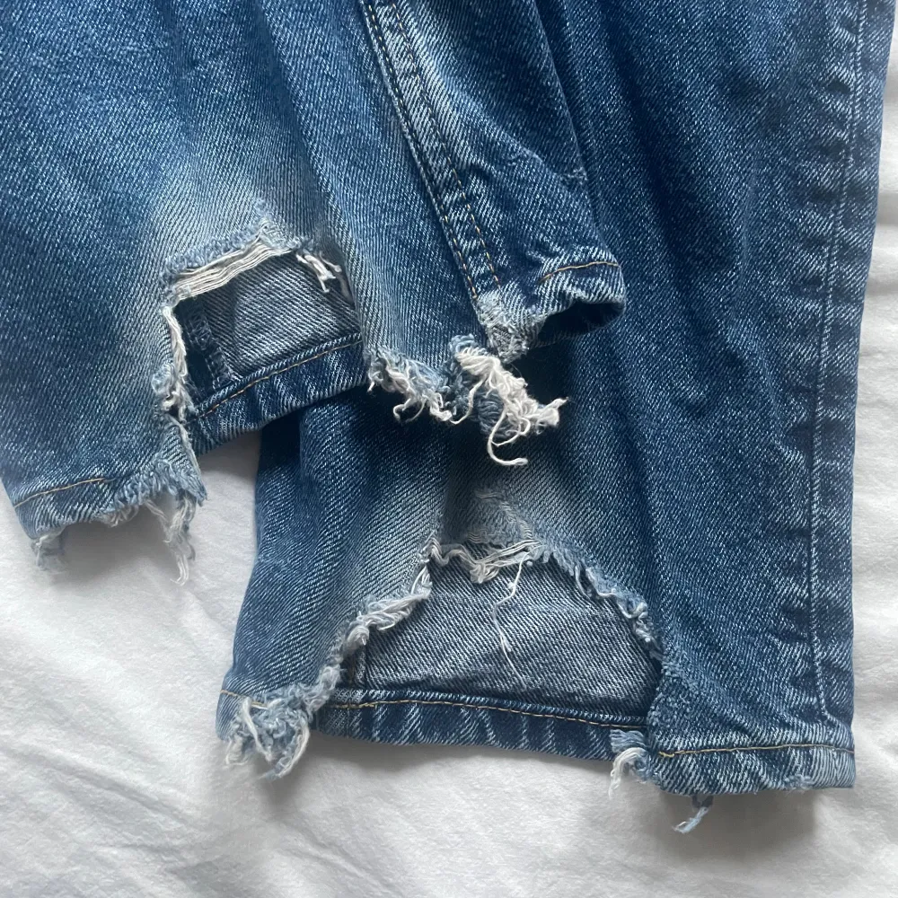 Säljer dessa jättesnygga baggy jeans eftersom jag tyvärr växt ur dom🩷 är synligt skadade längst ner vilket man ser mest på sista bilden därför är dom nedsatt pris🫶 lägger sig fint över skon, skriv om du har frågor!🫶. Jeans & Byxor.
