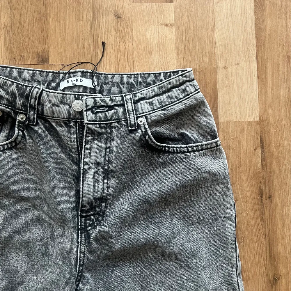 Ett par oanvända jeans från NAKD. Storlek 36. Mörkgrå färg.. Jeans & Byxor.