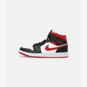 Jordan 1 Mid gym red black white - Säljer mina jordans pga att de inte kommer till användning längre. Sparsamt använda då de har haft skydd i och därmed är inte så creasade❤️ Skickar gärna fler bilder vid förfrågan.  Nypris ca 1600kr 