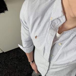 Säljer en fet randig polo skjorta som knappt är använd!🙌🏼 Skick 9,5/10🌟