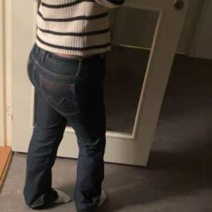 Mid-low waist jeans som är mörkblåa 