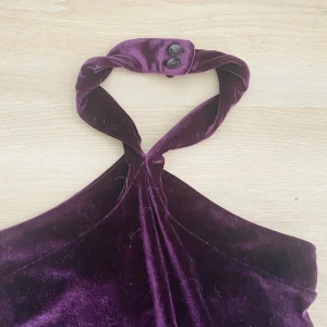 Top halterneck  - En mörklila halterneck topp i mjuk sammet från indiska  Vintage  Superfint skick 