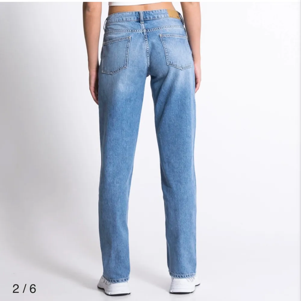 Säljer dessa superfina low waist jeans från Lager157 🤍 De är knappt använda och är i ett jättebra skick 🤍. Jeans & Byxor.
