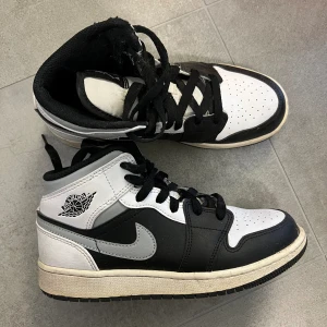 Jordan 1 svart/vit/grå - Jordan 1 mid shadow i storleken 36. Pris kan diskuteras