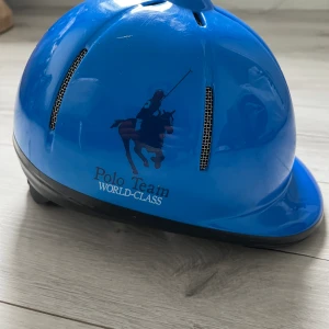 Ridhjälm - Nästan som ny. 