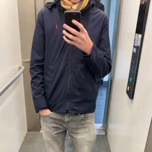 Ralph lauren Windbreaker  - Säljer nu min polo windbreaker för att den är för liten på mig. Skicket är typ 8/10, den har en infällbar luva. Inga hål eller annat. Priset är ej hugget i sten. Är 175 och den sitter ganska för litet på mig.