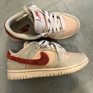 Nike dunk low terry swoosh - Nike dunk low i terry swoosh. I bra skick. Storlek 35. Pris kan diskuteras