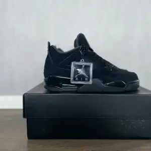 Säljer ett par helt nya Jordan 4 Black Cats. De kommer med Box. Tag finns. Storlek 43. Hör av er om ni funderar kring något!
