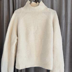 Jättefin, vit/beige stickad tröja i alpacka och ull, från Malene Birger.💗
