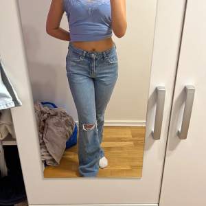 Gina jeans köpt för 499kr köpt förra sommaren endast använd 5-7 gånger endast inga täcken på användning alls pris går att diskutera vid snabbaffär sedan bild oså är de bara o fråga JUSTE! dessa är i 36 men funkar även för xs o jag bär xs!❣️