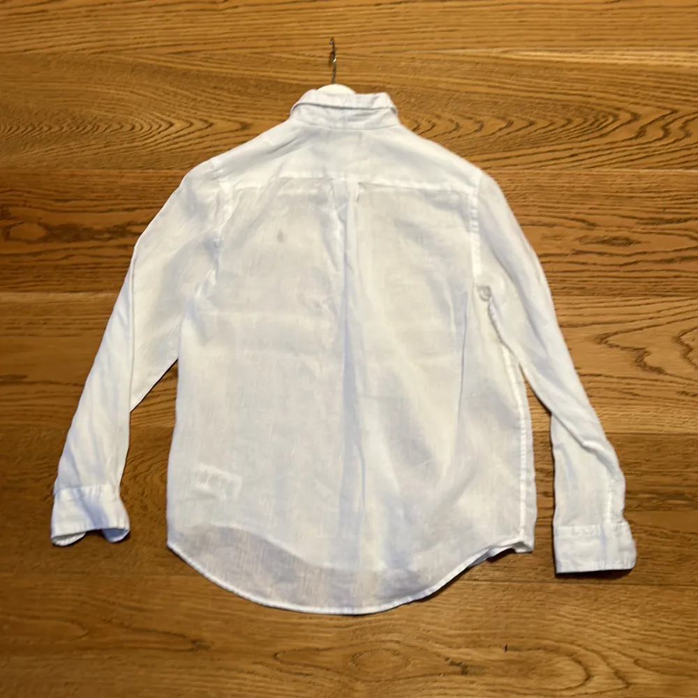 Jätte fin polo Ralph Lauren linneskjorta, perekt till sommaren.  Stolek 14-16 köpt på kids brandstore  Säljer för den är för liten jag är (172)  Inge defekter eller problem använts 2 gånger. . Skjortor.