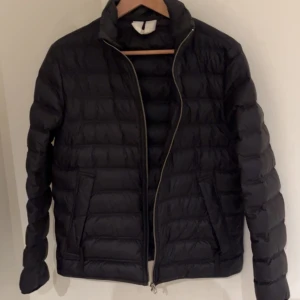 Arket jacka - Säljer nu den här feta arket jackan i storlek 46. Skick 8/10. Bara o skirva vid fundering!