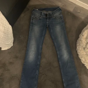 Pepe jeans - Dom är i storlek 24/32 dom är lite små i storleken därför jag säljer dom men jätte fint skick å aldrig använda köpt för 600kr säljer då för 250kr pris kan diskuteras 