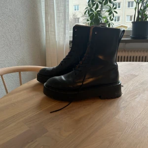 & other stories, boots knappt använda - Snygga boots med hög sula i skinn imitation