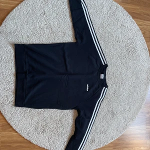 Tröja - En svart adidas tröja. Tröjan är i ett bra skick då den endast användts ett fåtal gånger. Säljer den på grund av att den inte kommer till användning. 💞