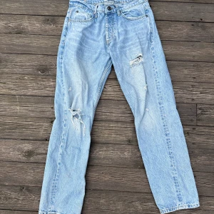Blå jeans me hål - Säker dessa jeans för tycker inte om dom längre och dom är för små Dom är i 7-8/10 skick  Från newyorker för 400kr
