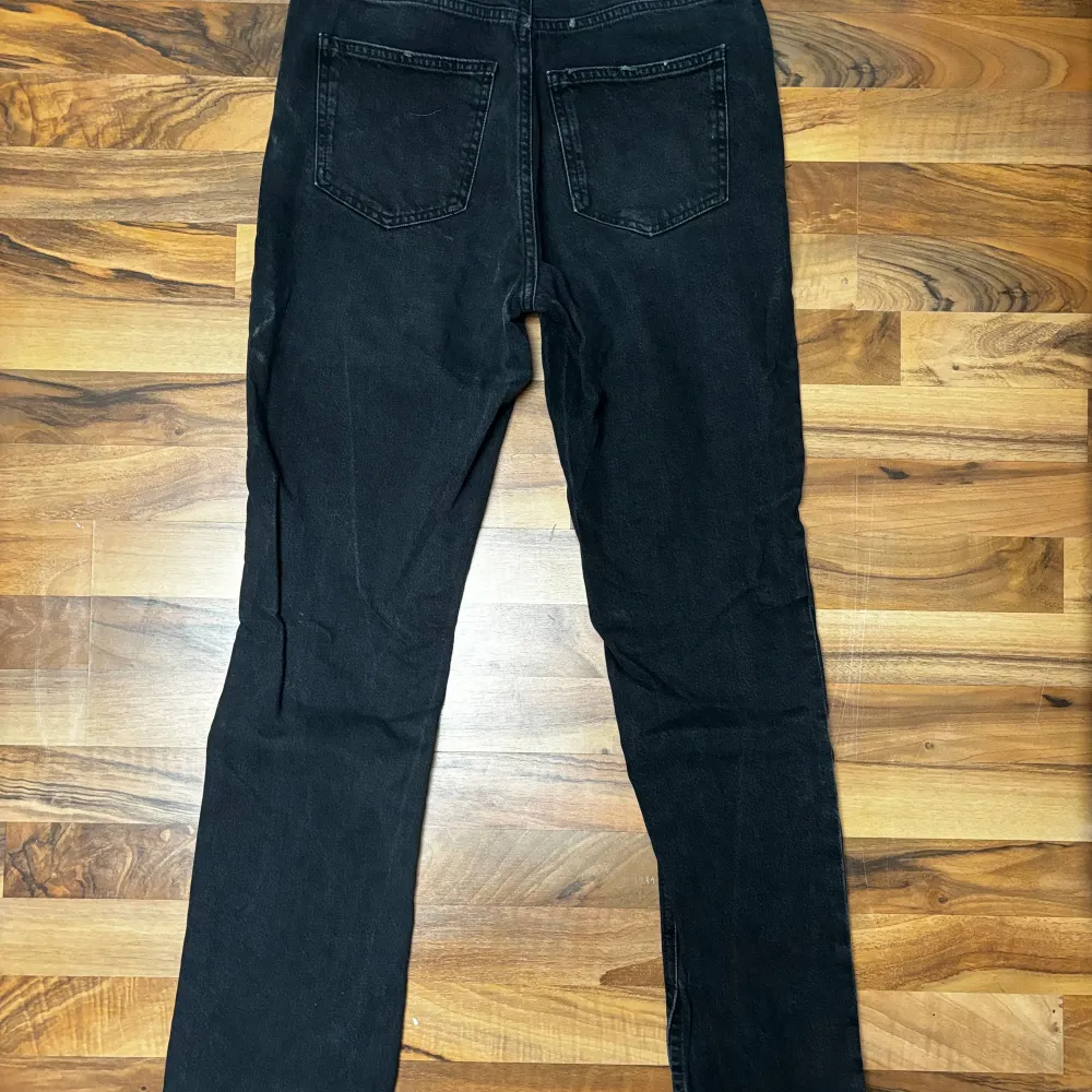 Svarta raka jeans från Gina Tricot använda fåtal gånger . Jeans & Byxor.