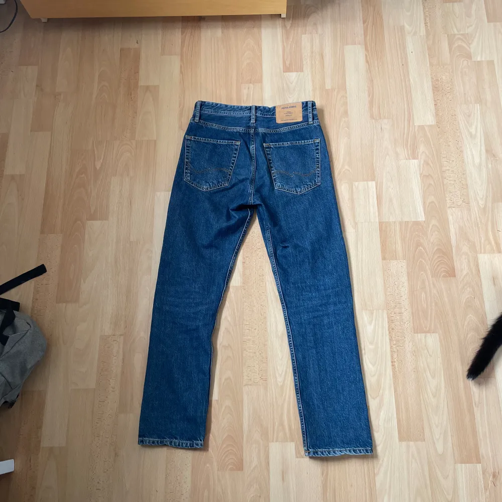 Säljer dessa Jack and Jones jeans i ett väldigt bra skicka. Storleken är 27/30 och modellen heter Loose/chris. Kom med frågor!. Jeans & Byxor.
