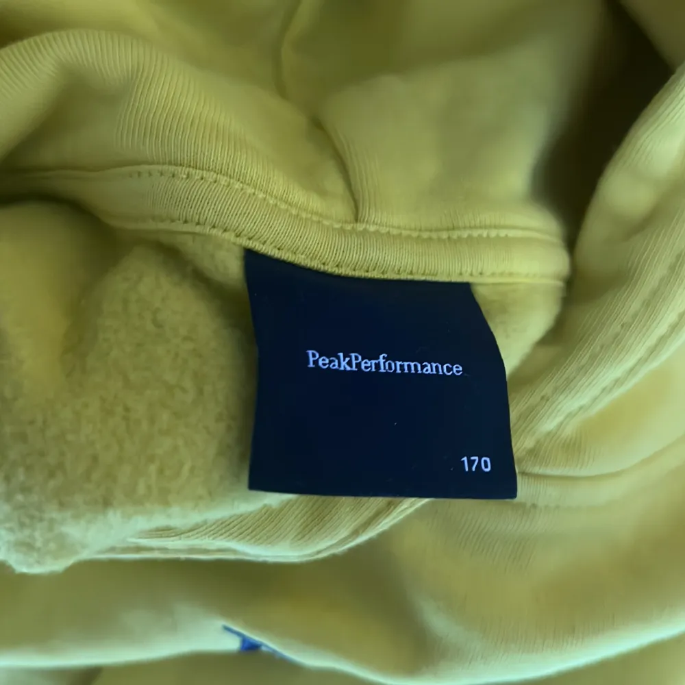 En fin gul peak performance hoodie i storlek 170. Hoodies.
