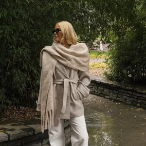 Beige kappa - Jättefin kappa, använd fåtal gånger. Passar inte min stil och därför säljer jag. Nypris 999kr 