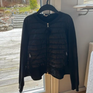 Moncler jacka  - En svart vårjacka från Moncler som är i ett mycket fint skick. Den är i stoleken M men är liten i stoleken och passar mig som vanligtvis har S. Jag säljer den pågrund av att den inte används tillräckligt mycket. Den inköptes för 8000kr. 